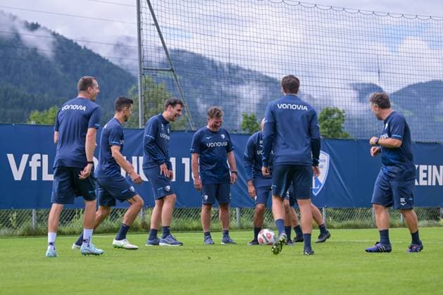 17 07 2025, Football, Season 2025 2026, 2 Bundesliga, Preparation, VfL Bochum summer training camp in Scheffau am Wilden Kaiser, The coaching team kicks a round for themselves Coach Dieter Hecking VfL Bochum 1848 kicks with co-coach Anthony Losilla VfL Bochum 1848 xRHR PHOTO YYx Copyright: RHR-FOTOx RHR-FOTO YY