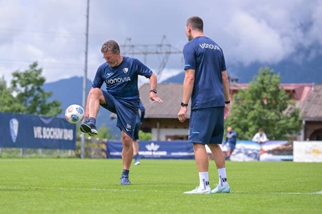 17 07 2025, Football, Season 2025 2026, 2 Bundesliga, Preparation, VfL Bochum summer training camp in Scheffau am Wilden Kaiser, The coaching team kicks a round for themselves Coach Dieter Hecking VfL Bochum 1848 kicks with co-coach Anthony Losilla VfL Bochum 1848 xRHR PHOTO YYx Copyright: RHR-FOTOx RHR-FOTO YY
