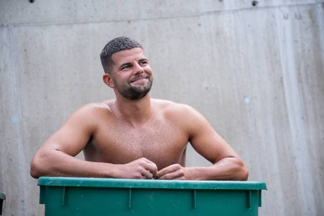 17 07 2025, Football, Season 2025 2026, 2 Bundesliga, Preparation, VfL Bochum summer training camp in Scheffau am Wilden Kaiser, Goalkeeper Niclas Thiede VfL Bochum 1848 goes into the ice buoy, xRHR PHOTO YYx Copyright: RHR-FOTOx RHR-FOTO YY
