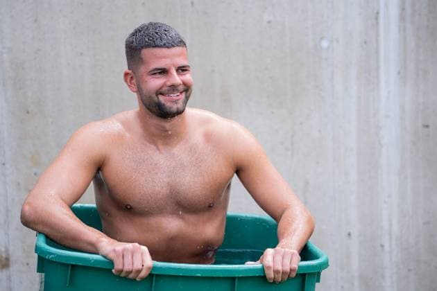 17 07 2025, Football, Season 2025 2026, 2 Bundesliga, Preparation, VfL Bochum summer training camp in Scheffau am Wilden Kaiser, Goalkeeper Niclas Thiede VfL Bochum 1848 goes into the ice buoy, xRHR PHOTO YYx Copyright: RHR-FOTOx RHR-FOTO YY