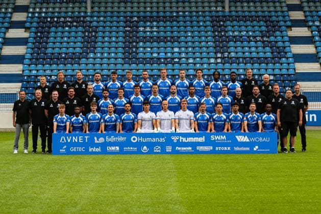 1 FC Magdeburg 2 Soccer Bundesliga portrait date 2 BL 2025 2026 official photo session team photo 1 FC Magdeburg in the Avnet Arena in Magdeburg Back row from left Oliver Poranzke team doctor , Dr Mathias Neumann Partner MD Reha , Kevin Waliczek match analyst , Samuel Loric, Eldin Dzogovic, Marcus Mathisen, Emir Kuhinja, Alexander Ahl Holmström, Falko Michel, Jean Hugonet, Pierre Nadjombe, Daniel Heber, Matthias Tischer Goalkeeper Coach , Jannik Kirchenkamp Rehab and Athletic Trainer Middle row from left Otmar Schork Managing Director Sport , Dr Patrick Klein Team Doctor , Marcel Möller Physiotherapist , Matthias Meinel Physiotherapist , Ferdinand Renner Physiotherapist , Abu Bekir Ömer El Zein, Martijn Kaars, Tobias Müller, Andi Hoti, Aleksa Marusic, Tarek Chahed, Philipp Hercher, Robert Leipertz, Silvio Bankert Co Trainer , Saban Uzun Co Trainer , Markus Fiedler Head Coach , Heiko Horner Team Manager Equipment Manager , Andreas Schumacher Co coach Front row from left Magnus Baars, Lubambo Musonda, Nick Meier, Baris Atik, Herbert Bockhorn, Robert Kampa, Dominik Reimann, Noah Kruth, Alexander Nollenberger, Dariusz Stalmach, Laurin Ulrich, Connor Krempicki, Silas Gnaka Germany, Football, Men, GER, 16 07 2025 Christian Schroedter