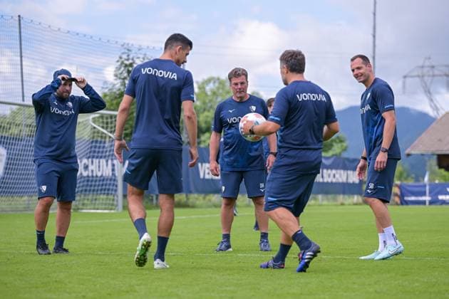 17 07 2025, Football, Season 2025 2026, 2 Bundesliga, Preparation, VfL Bochum summer training camp in Scheffau am Wilden Kaiser, The coaching team kicks a round for themselves Coach Dieter Hecking VfL Bochum 1848 kicks with co-coach Anthony Losilla VfL Bochum 1848 xRHR PHOTO YYx Copyright: RHR-FOTOx RHR-FOTO YY