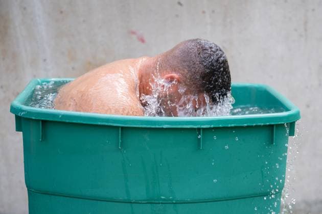 17 07 2025, Football, Season 2025 2026, 2 Bundesliga, Preparation, VfL Bochum summer training camp in Scheffau am Wilden Kaiser, Goalkeeper Niclas Thiede VfL Bochum 1848 goes into the ice buoy, xRHR PHOTO YYx Copyright: RHR-FOTOx RHR-FOTO YY