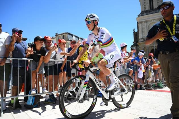 Tour de France 2025 Stage 12 HAUTACAM, FRANCE - JULY 17 : Pogacar Tadej (SLO) of UAE Team Emirates - XRG arriving on the podium before the start of the race during stage 12 of the 112th edition of Tour de France an UCI World Tour 2.UWT cycling road race stage for Men Elite of 181 km with start in Auch and finish in Hautacam on July 17, 2025 in Hautacam, France, 17 07 2025 ( Motordriver Kenny Verfaillie - Hautacam France  Copyright: xVincentxKalutx
