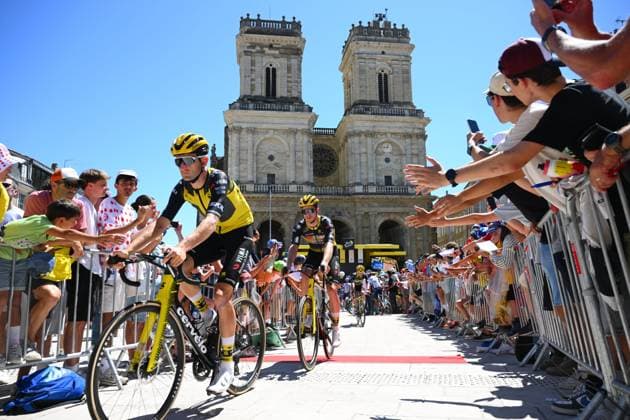 Tour de France 2025 Stage 12 HAUTACAM, FRANCE - JULY 17 : Riders of Team Visma Lease A Bike before the start of the race during stage 12 of the 112th edition of Tour de France an UCI World Tour 2.UWT cycling road race stage for Men Elite of 181 km with start in Auch and finish in Hautacam on July 17, 2025 in Hautacam, France, 17 07 2025 ( Motordriver Kenny Verfaillie - Hautacam France  Copyright: xVincentxKalutx