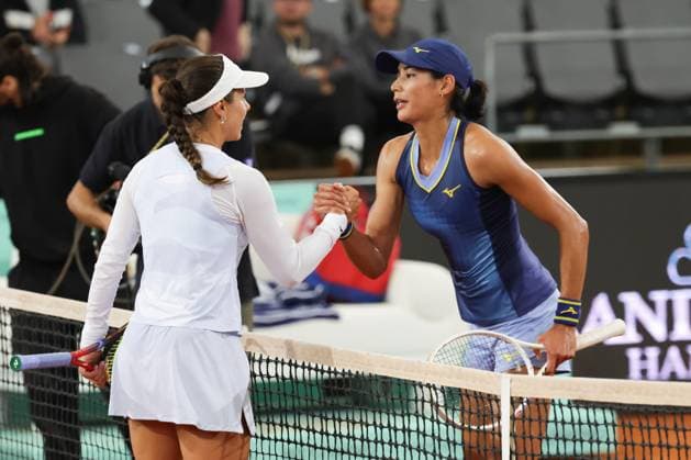 GER, Hamburg, xFSx, ATP250 Womens Tennis Tournament , MSC Hamburg Ladies Open 2025 , Round of 16 ,17 07 2025 v l Astra Sharma AUS congratulates Viktoriya Tomova BUL on her victory Copyright: HMBxMedia FernandoxSoares