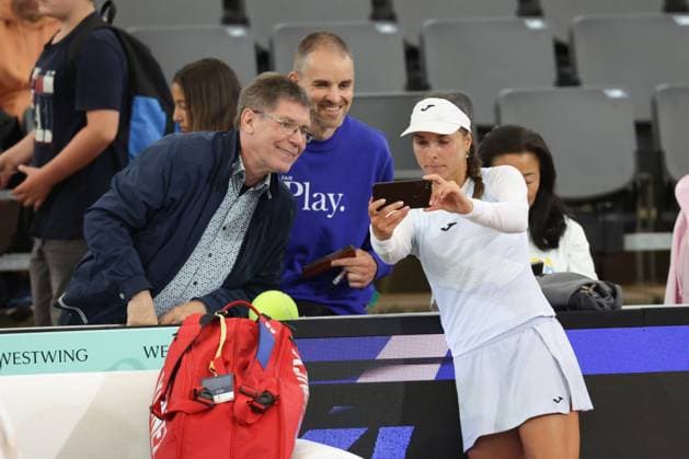 GER, Hamburg, xFSx, ATP250 Womens Tennis Tournament , MSC Hamburg Ladies Open 2025 , Round of 16 , 17 07 2025 v l Viktoriya Tomova BUL takes selfies with the fans Copyright: HMBxMedia FernandoxSoares