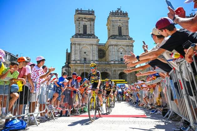 Tour de France 2025 Stage 12 HAUTACAM, FRANCE - JULY 17 : Kuss Sepp (USA) of Team Visma - Lease a Bike with fans before the start of the race during stage 12 of the 112th edition of Tour de France an UCI World Tour 2.UWT cycling road race stage for Men Elite of 181 km with start in Auch and finish in Hautacam on July 17, 2025 in Hautacam, France, 17 07 2025 ( Motordriver Kenny Verfaillie - Hautacam France  Copyright: xVincentxKalutx