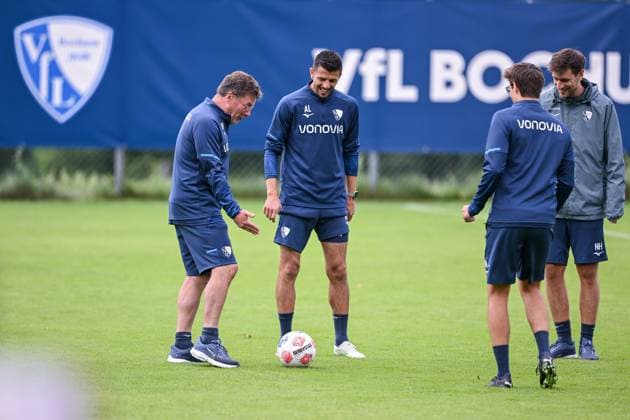 17 07 2025, Football, Season 2025 2026, 2 Bundesliga, Preparation, VfL Bochum summer training camp in Scheffau am Wilden Kaiser, The coaching team kicks a round for themselves Coach Dieter Hecking VfL Bochum 1848 l kicks with co-coach Anthony Losilla VfL Bochum 1848 xRHR PHOTO YYx Copyright: RHR-FOTOx RHR-FOTO YY
