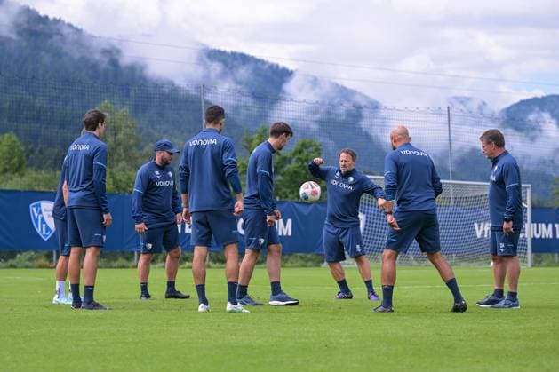 17 07 2025, Football, Season 2025 2026, 2 Bundesliga, Preparation, VfL Bochum summer training camp in Scheffau am Wilden Kaiser, The coaching team kicks a round for themselves Coach Dieter Hecking VfL Bochum 1848 kicks with xRHR PHOTO YYx Copyright: RHR-FOTOx RHR-FOTO YY