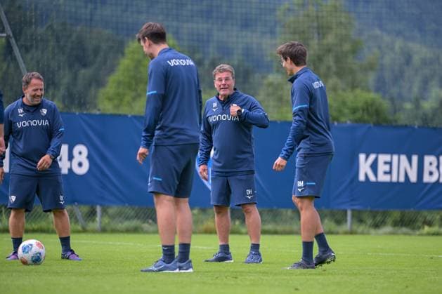 17 07 2025, Football, Season 2025 2026, 2 Bundesliga, Preparation, VfL Bochum summer training camp in Scheffau am Wilden Kaiser, The coaching team kicks a round for themselves Coach Dieter Hecking VfL Bochum 1848 kicks with xRHR PHOTO YYx Copyright: RHR-FOTOx RHR-FOTO YY
