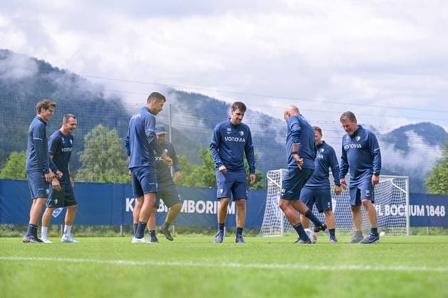 17 07 2025, Football, Season 2025 2026, 2 Bundesliga, Preparation, VfL Bochum summer training camp in Scheffau am Wilden Kaiser, The coaching team kicks a round for themselves Coach Dieter Hecking VfL Bochum 1848 kicks with xRHR PHOTO YYx Copyright: RHR-FOTOx RHR-FOTO YY