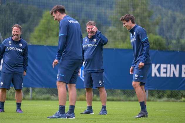 17 07 2025, Football, Season 2025 2026, 2 Bundesliga, Preparation, VfL Bochum summer training camp in Scheffau am Wilden Kaiser, The coaching team kicks a round for themselves Coach Dieter Hecking VfL Bochum 1848 kicks with xRHR PHOTO YYx Copyright: RHR-FOTOx RHR-FOTO YY