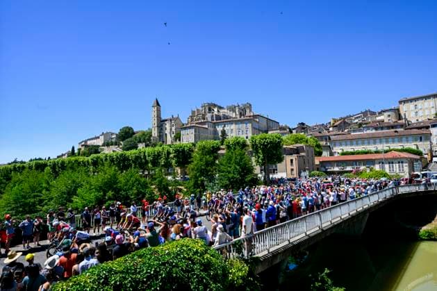 Tour de France 2025 Stage 12 HAUTACAM, FRANCE - JULY 17 : Illustration picture of the start of the race during stage 12 of the 112th edition of Tour de France an UCI World Tour 2.UWT cycling road race stage for Men Elite of 181 km with start in Auch and finish in Hautacam on July 17, 2025 in Hautacam, France, 17 07 2025 ( Motordriver Kenny Verfaillie - Hautacam France  Copyright: xVincentxKalutx