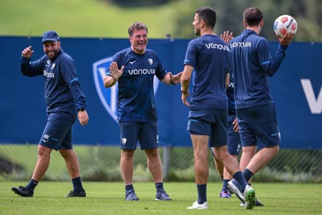 17 07 2025, Football, Season 2025 2026, 2 Bundesliga, Preparation, VfL Bochum summer training camp in Scheffau am Wilden Kaiser, The coaching team kicks a round for themselves Coach Dieter Hecking VfL Bochum 1848 kicks with xRHR PHOTO YYx Copyright: RHR-FOTOx RHR-FOTO YY