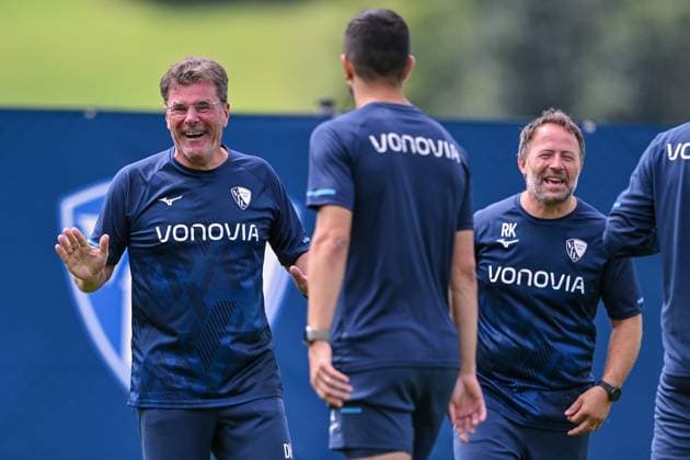 17 07 2025, Football, Season 2025 2026, 2 Bundesliga, Preparation, VfL Bochum summer training camp in Scheffau am Wilden Kaiser, The coaching team kicks a round for themselves Coach Dieter Hecking VfL Bochum 1848 kicks with xRHR PHOTO YYx Copyright: RHR-FOTOx RHR-FOTO YY