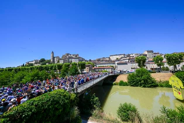 Tour de France 2025 Stage 12 HAUTACAM, FRANCE - JULY 17 : £Illustration picture of the start of the race during stage 12 of the 112th edition of Tour de France an UCI World Tour 2.UWT cycling road race stage for Men Elite of 181 km with start in Auch and finish in Hautacam on July 17, 2025 in Hautacam, France, 17 07 2025 ( Motordriver Kenny Verfaillie - Hautacam France  Copyright: xVincentxKalutx