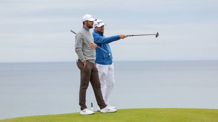 The 153rd Open Championship, Royal Portrush Golf Club, Co. Antrim 17 7 2025 Scottie Scheffler and Shane Lowry Scottie Scheffler and Shane Lowry 17 7 2025  Copyright: x INPHO BenxBradyx BB2_6490