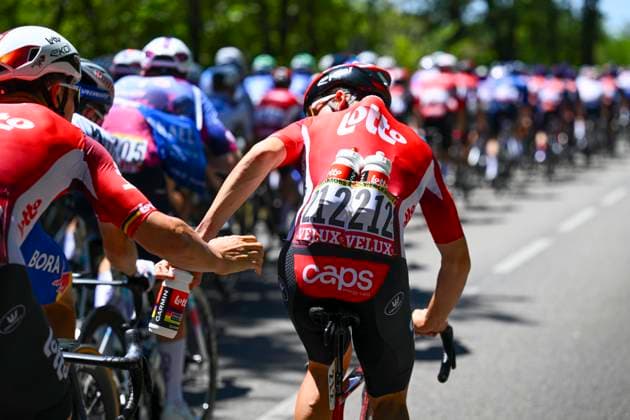 Tour de France 2025 Stage 12 HAUTACAM, FRANCE - JULY 17 : Berckmoes Jenno (BEL) of Lotto trading a bottle during stage 12 of the 112th edition of Tour de France an UCI World Tour 2.UWT cycling road race stage for Men Elite of 181 km with start in Auch and finish in Hautacam on July 17, 2025 in Hautacam, France, 17 07 2025 ( Motordriver Kenny Verfaillie - Hautacam France  Copyright: xVincentxKalutx