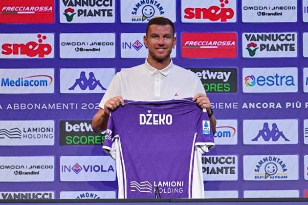 Foto IPP Lisa Guglielmi Firenze 17 07 2025 fiorentina calcio 2025 2026 Presentazione Edin Dzeko nella foto Edin Dzeko Italy Photo Press World Copyright Firenze italy Italy ITALY  Copyright: xR4924_italyphotopressx