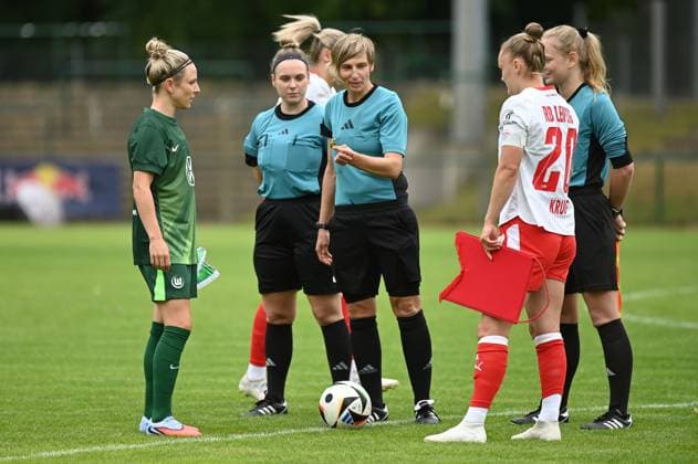 Soccer l Women l Season 2025 2026 l Test match l RB Leipzig VfL Wolfsburg l 17 07 2025 Svenja Huth 10, VfL Wolfsburg left and Victoria Krug 20, Rasenballsport Leipzig at the coin toss by referee Christine Weigelt Markranstädt pitch, Am Stadtbad 30 Saxony Germany Copyright: xLobeca InesxHähnelx