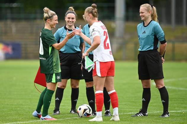Soccer l Women l Season 2025 2026 l Test match l RB Leipzig VfL Wolfsburg l 17 07 2025 The captains Svenja Huth 10, VfL Wolfsburg and Victoria Krug 20, Rasenballsport Leipzig high-five each other with a smile after the side selection Markranstädt Rasenplatz, Am Stadtbad 30 Saxony Germany Copyright: xLobeca InesxHähnelx