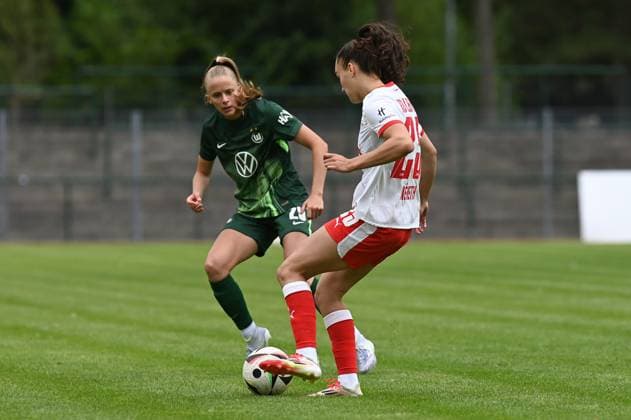 Soccer l Women l Season 2025 2026 l Test match l RB Leipzig VfL Wolfsburg l 17 07 2025 One-on-one Vivien Endemann 25, VfL Wolfsburg gets in the way of Diana Nemeth 25, Rasenballsport Leipzig Markranstädt pitch, Am Stadtbad 30 Saxony Germany Copyright: xLobeca InesxHähnelx