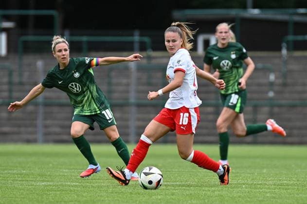 Soccer l Women l Season 2025 2026 l Test match l RB Leipzig VfL Wolfsburg l 17 07 2025 Annabel Schasching 16, Rasenballsport Leipzig plays the ball Crop, close-up, portrait, portrait, single photo, single photo, body Markranstädt Lawn, Am Stadtbad 30 Saxony Germany Copyright: xLobeca InesxHähnelx