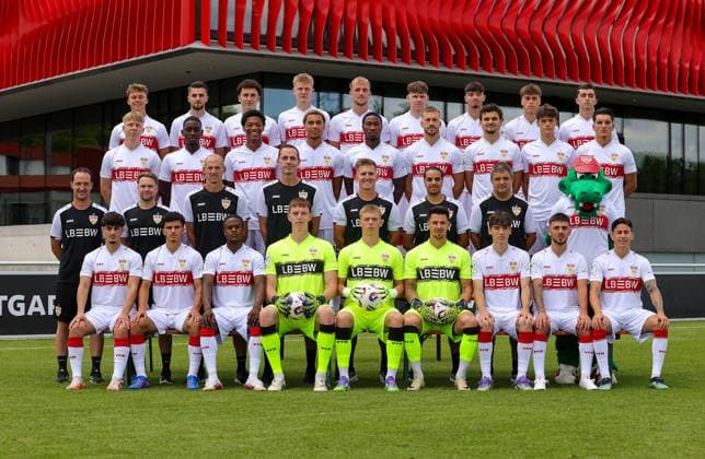 17 07 2025, VfB Stuttgart II, 3 Liga, Porträttermin 2025 2026, Team photo, hi row from left Paulo Fritschi, Eliot Bujupi, Michael Glück, Maximilian Herwerth, Alexander Groiß, David Tritschler, Mirza Catovic, Christopher Olivier, Thomas Kastanaras 2 row from back, f l Julian Lüers, Kaden Amaniampong, Peter Reinhardt, Dominik Nothnagel, Mohamed Sankoh, Kenny Freßle, Leny Meyer, Lauri Penna, Deli Hajdini 3rd row from the back, from left coach Nico Willig, co-coach Oliver Barth, co-coach analysis Mischa Leibfarth, goalkeeper coach Mischa Krauss, rehab and athletics coach Timm Zudrell, physiotherapist Amine Rahmoun, Equipment manager Jürgen Möhrle, mascot Fritzle Front from left Semih Kara, Alexandre Azevedo, Abdenego Nankishi, Jerik von der Felsen, Florian Hellstern, Dominik Draband, Efe Korkut, Samuele Di Benedetto, Nicolas Sessa