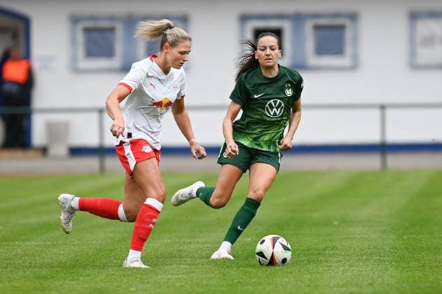 Soccer l Women l Season 2025 2026 l Test match l RB Leipzig VfL Wolfsburg l 17 07 2025 Duel Marleen Schimmer 14, Rasenballsport Leipzig left and Maria Joelle Wedemeyer 24, VfL Wolfsburg Markranstädt pitch, Am Stadtbad 30 Saxony Germany Copyright: xLobeca InesxHähnelx