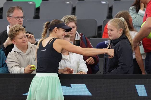 GER, Hamburg, xFSx, ATP250 Womens Tennis Tournament , MSC Hamburg Ladies Open 2025 , Round of 16 , 17 07 2025 v l Anna Bondar HUN takes selfies with the fans Copyright: HMBxMedia FernandoxSoares