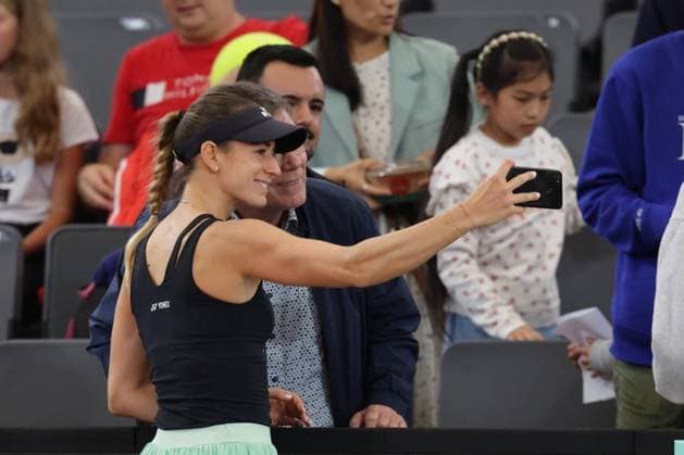 GER, Hamburg, xFSx, ATP250 Womens Tennis Tournament , MSC Hamburg Ladies Open 2025 , Round of 16 , 17 07 2025 v l Anna Bondar HUN takes selfies with the fans Copyright: HMBxMedia FernandoxSoares
