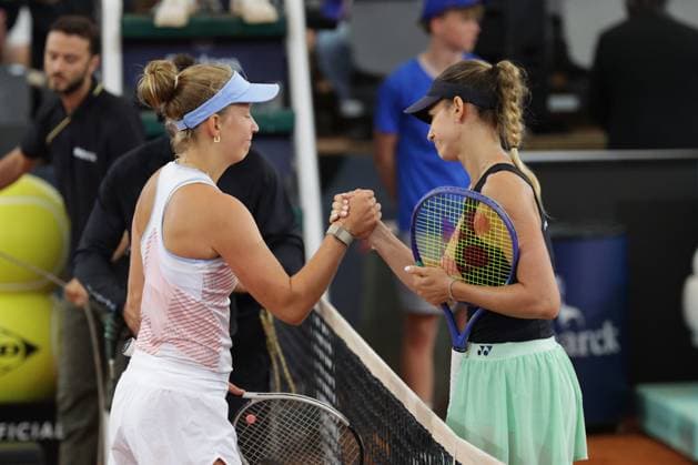 GER, Hamburg, xFSx, ATP250 Womens Tennis Tournament , MSC Hamburg Ladies Open 2025 , Round of 16 ,17 07 2025 v l Sinja Kraus AUT congratulates Anna Bondar HUN on her victory Copyright: HMBxMedia FernandoxSoares