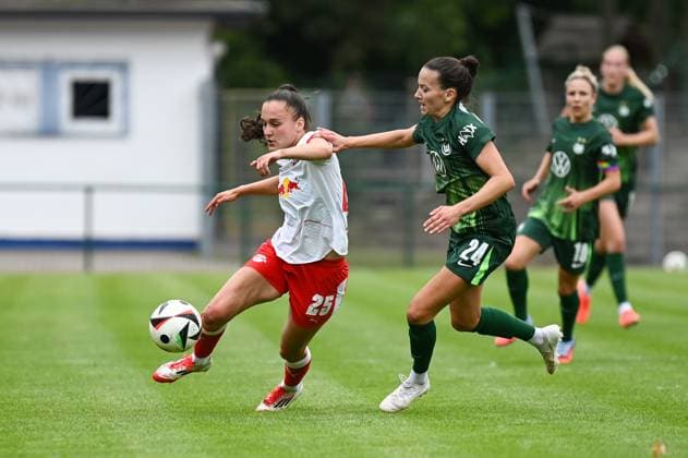 Soccer l Women l Season 2025 2026 l Test match l RB Leipzig VfL Wolfsburg l 17 07 2025 Duel Diana Nemeth 25, Rasenballsport Leipzig defends the ball against Maria Joelle Wedemeyer 24, VfL Wolfsburg Markranstädt pitch, Am Stadtbad 30 Saxony Germany Copyright: xLobeca InesxHähnelx