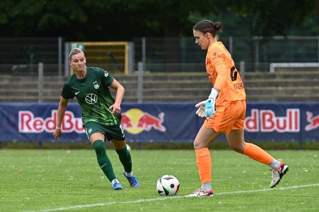 Soccer l Women l 2025 2026 season l Test match l RB Leipzig VfL Wolfsburg l 17 07 2025 Match scene Alexandra Popp 11, VfL Wolfsburg runs at goalkeeper Lina von Schrader 28, Rasenballsport Leipzig, who is supposed to pass the ball Markranstädt pitch, Am Stadtbad 30 Saxony Germany Copyright: xLobeca InesxHähnelx