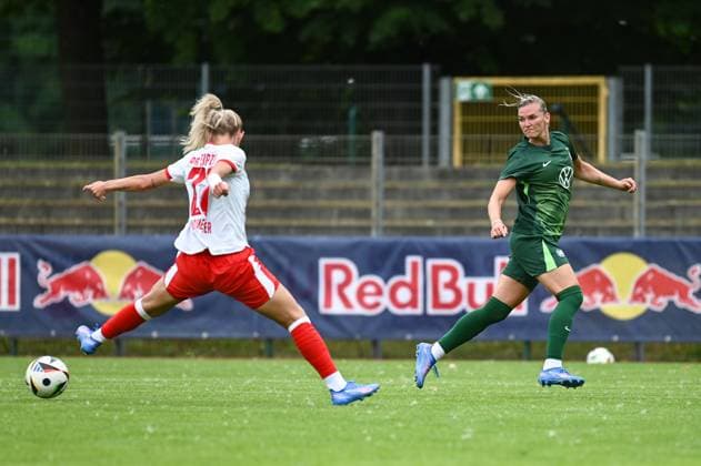 Soccer l Women l 2025 2026 season l Test match l RB Leipzig VfL Wolfsburg l 17 07 2025 Match scene Julia Landenberger 21, Rasenballsport Leipzig makes a big lunge to intercept the pass from Alexandra Popp 11, VfL Wolfsburg Markranstädt pitch, Am Stadtbad 30 Saxony Germany Copyright: xLobeca InesxHähnelx