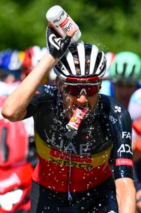 Tour de France 2025 Stage 12 HAUTACAM, FRANCE - JULY 17 : Wellens Tim (BEL) of UAE Team Emirates - XRG cooling off with water during stage 12 of the 112th edition of Tour de France an UCI World Tour 2.UWT cycling road race stage for Men Elite of 181 km with start in Auch and finish in Hautacam on July 17, 2025 in Hautacam, France, 17 07 2025 ( Motordriver Kenny Verfaillie - Hautacam France  Copyright: xVincentxKalutx