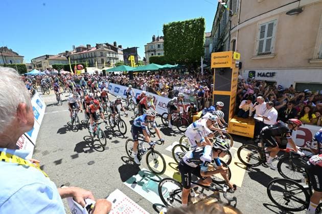TOUR DE FRANCE 2025 SEBASTIEN LAPEYRERE MAXPPP ; AUCH ; 17 07 2025 ; DEPART DE LA 12 EME ETAPE DU TOUR DE FRANCE 2025 AU DEPART D AUCH POUR RELIER HAUTACAM DEPART FICTIF DEVANT LA MAIRIE PLACE DE LA LIBERATION- French cycling race Tour de France 2024 takes place in july 2025 AUCH GERS France  Copyright: xMAXPPPxSEBASTIENxLAPEYREREx MXP202507176810 MXP202507176810