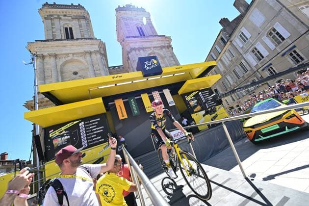 TOUR DE FRANCE 2025 SEBASTIEN LAPEYRERE MAXPPP ; AUCH ; 17 07 2025 ; DEPART DE LA 12 EME ETAPE DU TOUR DE FRANCE 2025 AU DEPART D AUCH POUR RELIER HAUTACAM PODIUM DE DEPART ET PRESENTATION DES COUREURS CYCLISTES ET DES EQUIPES SUR LE PARVIS DE LA CATHEDRALE JONAS VINGEGAARD- French cycling race Tour de France 2024 takes place in july 2025 AUCH GERS France  Copyright: xMAXPPPxSEBASTIENxLAPEYREREx MXP202507176815 MXP202507176815