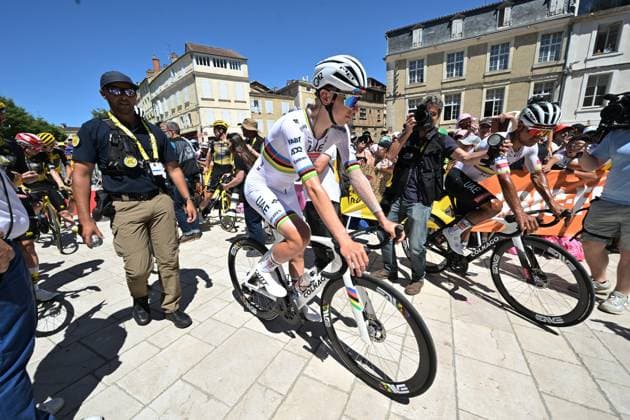 TOUR DE FRANCE 2025 SEBASTIEN LAPEYRERE MAXPPP ; AUCH ; 17 07 2025 ; DEPART DE LA 12 EME ETAPE DU TOUR DE FRANCE 2025 AU DEPART D AUCH POUR RELIER HAUTACAM PODIUM DE DEPART ET PRESENTATION DES COUREURS CYCLISTES ET DES EQUIPES SUR LE PARVIS DE LA CATHEDRALE TAJED POGACAR- French cycling race Tour de France 2024 takes place in july 2025 AUCH GERS France  Copyright: xMAXPPPxSEBASTIENxLAPEYREREx MXP202507176818 MXP202507176818