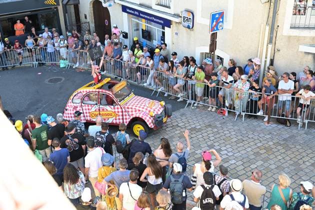 TOUR DE FRANCE 2025 SEBASTIEN LAPEYRERE MAXPPP ; AUCH ; 17 07 2025 ; DEPART DE LA 12 EME ETAPE DU TOUR DE FRANCE 2025 AU DEPART D AUCH POUR RELIER HAUTACAM DISTRIBUTION DE GODIES DE LA CARAVANE PUBLICITAIRE SUR LA LIGNE DE DEPART- cochonou French cycling race Tour de France 2024 takes place in july 2025 AUCH GERS France  Copyright: xMAXPPPxSEBASTIENxLAPEYREREx MXP202507176835 MXP202507176835