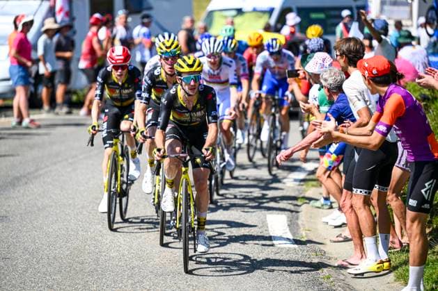 Tour de France 2025 Stage 12 HAUTACAM, FRANCE - JULY 17 : Yates Simon (GBR) of Team Visma - Lease a Bike in action during stage 12 of the 112th edition of Tour de France an UCI World Tour 2.UWT cycling road race stage for Men Elite of 181 km with start in Auch and finish in Hautacam on July 17, 2025 in Hautacam, France, 17 07 2025 ( Motordriver Kenny Verfaillie - Hautacam France  Copyright: xVincentxKalutx
