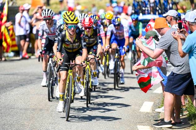 Tour de France 2025 Stage 12 HAUTACAM, FRANCE - JULY 17 : Yates Simon (GBR) of Team Visma - Lease a Bike in action during stage 12 of the 112th edition of Tour de France an UCI World Tour 2.UWT cycling road race stage for Men Elite of 181 km with start in Auch and finish in Hautacam on July 17, 2025 in Hautacam, France, 17 07 2025 ( Motordriver Kenny Verfaillie - Hautacam France  Copyright: xVincentxKalutx