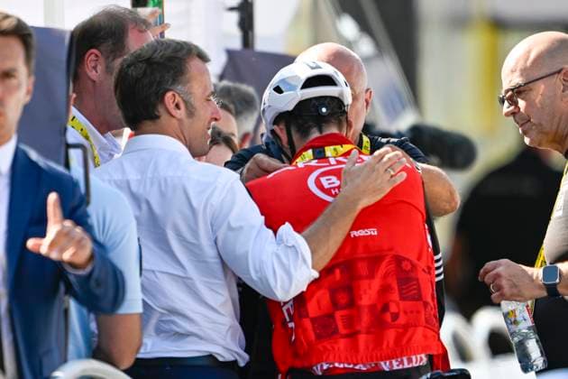 Tour de France 2025 Stage 12 HAUTACAM, FRANCE - JULY 17 : Emmanuel Macron and Vauquelin Kevin (FRA) of Arkea - B&B Hotels at the finish line during stage 12 of the 112th edition of Tour de France an UCI World Tour 2.UWT cycling road race stage for Men Elite of 181 km with start in Auch and finish in Hautacam on July 17, 2025 in Hautacam, France, 17 07 2025 ( Motordriver Kenny Verfaillie - Hautacam France  Copyright: xJanxDexMeuleneirx