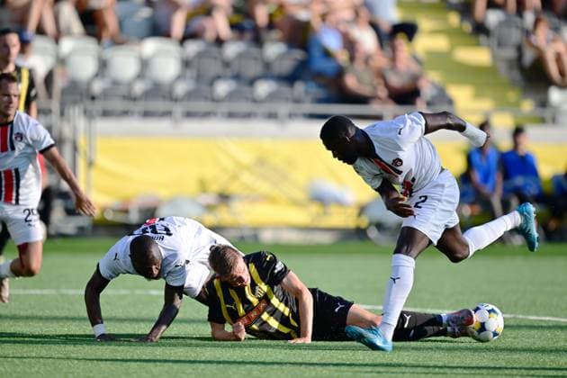 GÖTEBORG, SWEDEN 20250717 Häckens Adrian Svanbäck between Spartak Trnavas Cedric Badolo and Patrick Nwadike during Thursdays Europa League qualifier between BK Häcken and Spartak Trnava at Bravida Arena GÖTEBORG SWEDEN x9200x  Copyright: xHannaxBrunlöf TTx EUROPA LEAGUE KVAL HÄCKEN - SPARTAK TRNAVA