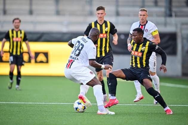 GÖTEBORG, SWEDEN 20250717 Spartak Trnavas Cedric Badolo 88 and Häckens Sanders Ngabo during Thursdays Europa League qualifier between BK Häcken and Spartak Trnava at Bravida Arena GÖTEBORG SWEDEN x9200x  Copyright: xHannaxBrunlöf TTx EUROPA LEAGUE KVAL HÄCKEN - SPARTAK TRNAVA