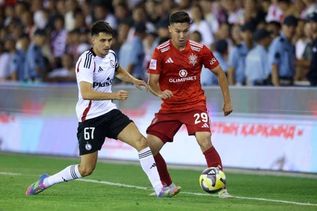 Fußball, EL-Quali, FC Aqtöbe - Legia Warschau AKTOBE 17.07.2025 REWANZOWY MECZ I RUNDA ELIMINACYJNA LIGA EUROPY SEZON 2025 26: FK AKTOBE - LEGIA WARSZAWA --- UEFA EUROPA LEAGUE FIRST QUALIFYING ROUND SECOND MATCH: FC AKTOBE - LEGIA WARSAW BARTOSZ KAPUSTKA DANIJAR USIENOW FOT. PIOTR KUCZA FOTOPYK NEWSPIX.PL --- newspix.pl POLAND OUT! 