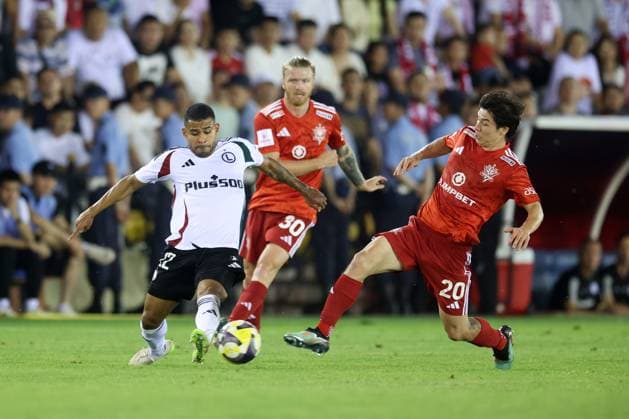 Fußball, EL-Quali, FC Aqtöbe - Legia Warschau AKTOBE 17.07.2025 REWANZOWY MECZ I RUNDA ELIMINACYJNA LIGA EUROPY SEZON 2025 26: FK AKTOBE - LEGIA WARSZAWA --- UEFA EUROPA LEAGUE FIRST QUALIFYING ROUND SECOND MATCH: FC AKTOBE - LEGIA WARSAW JUERGEN ELITIM NIKITA KORZUN GIEORGIJ ZUKOW FOT. PIOTR KUCZA FOTOPYK NEWSPIX.PL --- newspix.pl POLAND OUT! 