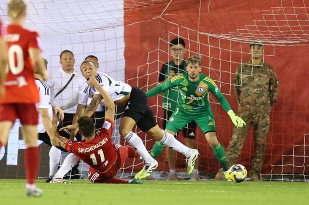 Fußball, EL-Quali, FC Aqtöbe - Legia Warschau AKTOBE 17.07.2025 REWANZOWY MECZ I RUNDA ELIMINACYJNA LIGA EUROPY SEZON 2025 26: FK AKTOBE - LEGIA WARSZAWA --- UEFA EUROPA LEAGUE FIRST QUALIFYING ROUND SECOND MATCH: FC AKTOBE - LEGIA WARSAW ARTUR SZUSZENACZEW STEVE KAPUADI KACPER TOBIASZ FOT. PIOTR KUCZA FOTOPYK NEWSPIX.PL --- newspix.pl POLAND OUT! 