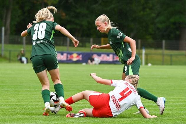 Soccer l Women l 2025 2026 season l Test match l RB Leipzig VfL Wolfsburg l 17 07 2025 Match scene Rucy Grunenberg 4, Rasenballsport Leipzig lies on the ground and tries to defend the ball against Anny Kerim Lindland 38, VfL Wolfsburg and Ella Peddemors 5, VfL Wolfsburg Markranstädt pitch, Am Stadtbad 30 Saxony Germany Copyright: xLobeca InesxHähnelx
